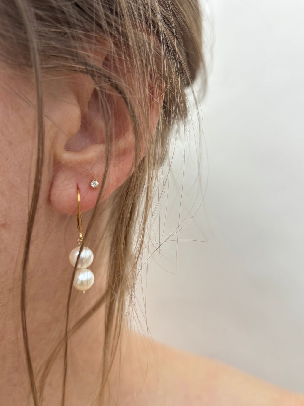 The Duet Pearl Earrings – White (Medium)