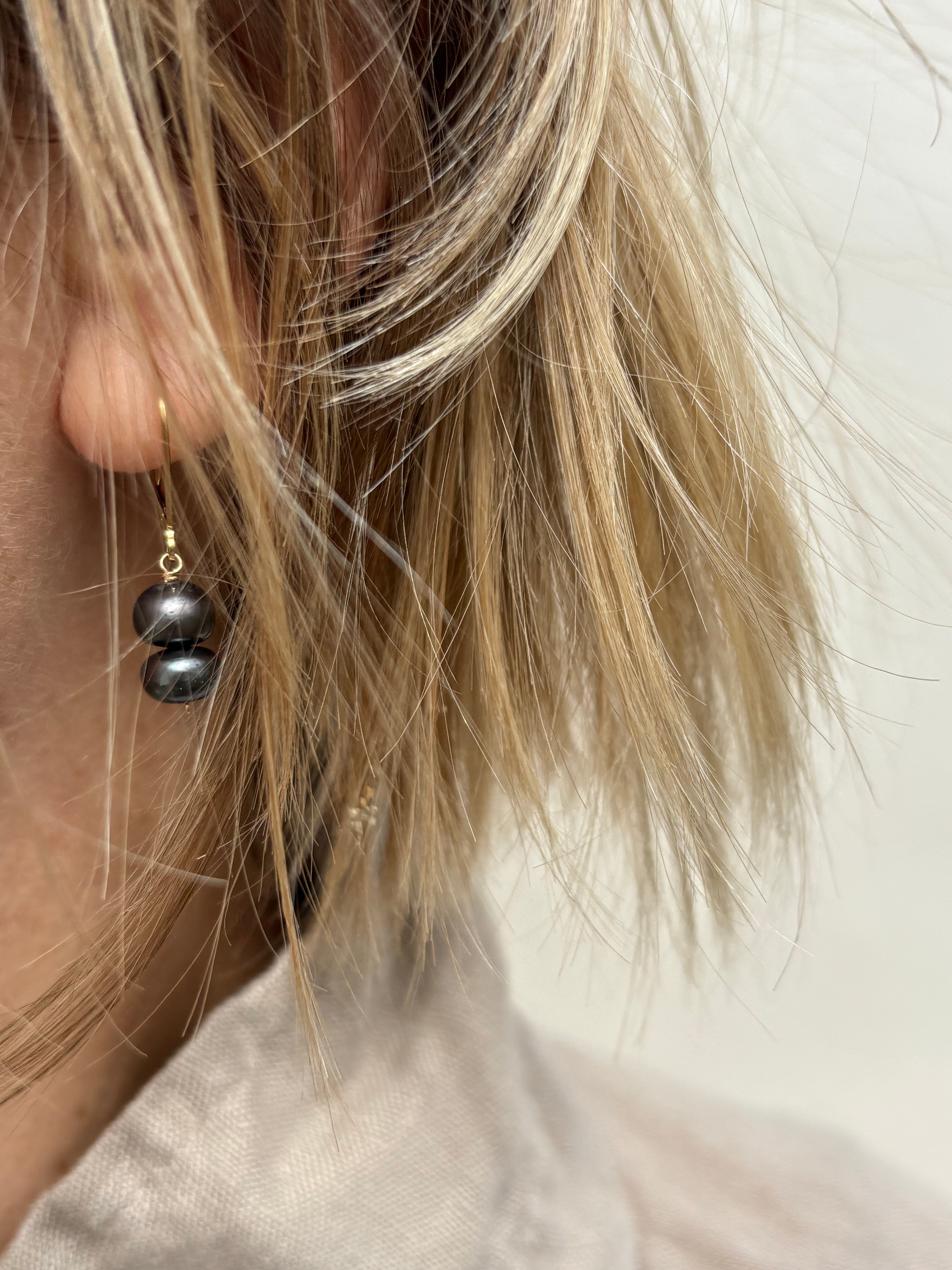 The Duet Pearl Earrings – Midnight (Medium)