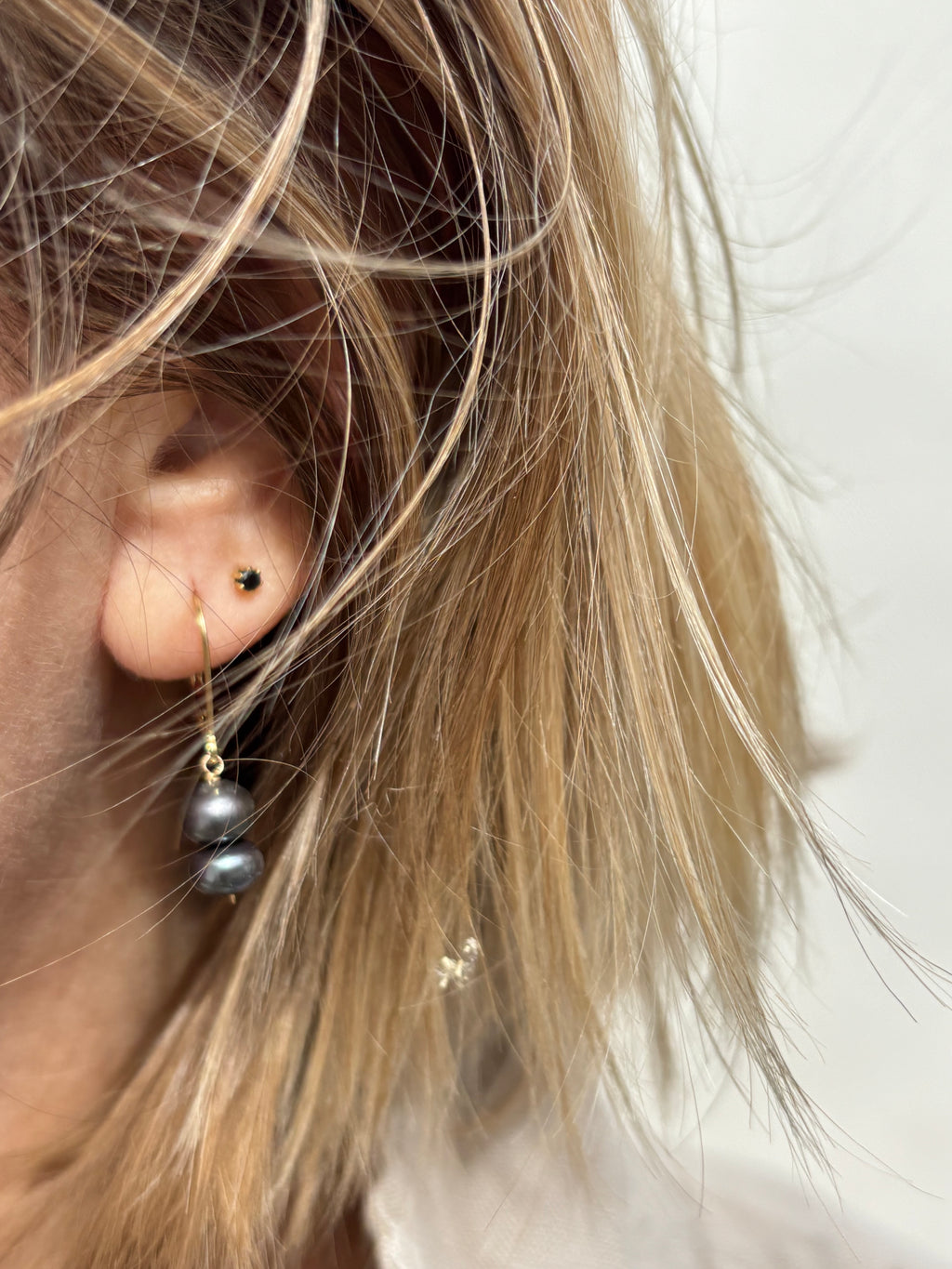 The Duet Pearl Earrings – Midnight (Medium)